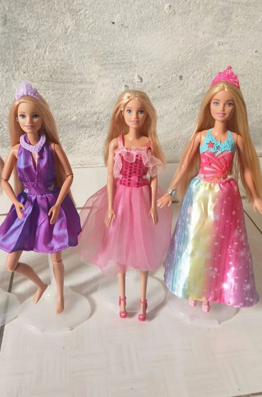 Lote com 5  bonecas Barbies usadas  - Foto 3