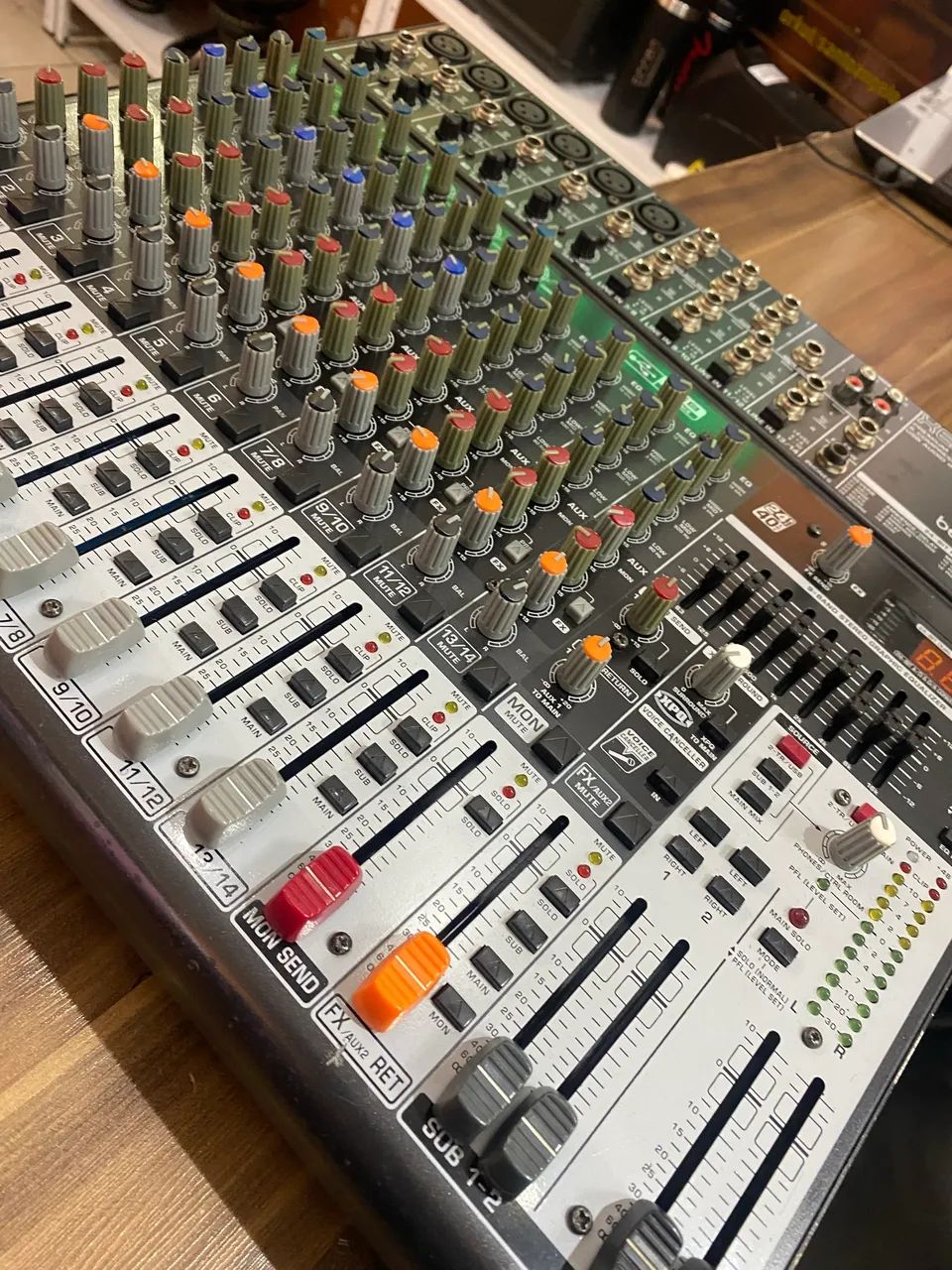 Mesa de som Behringer X1832 USB - Foto 2