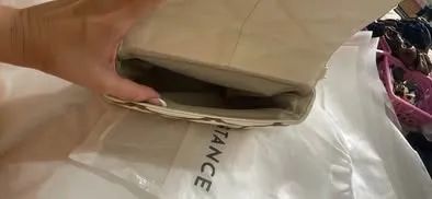 ? BOLSA CONSTANCE OFF WHITE E MARROM ? R$ 200