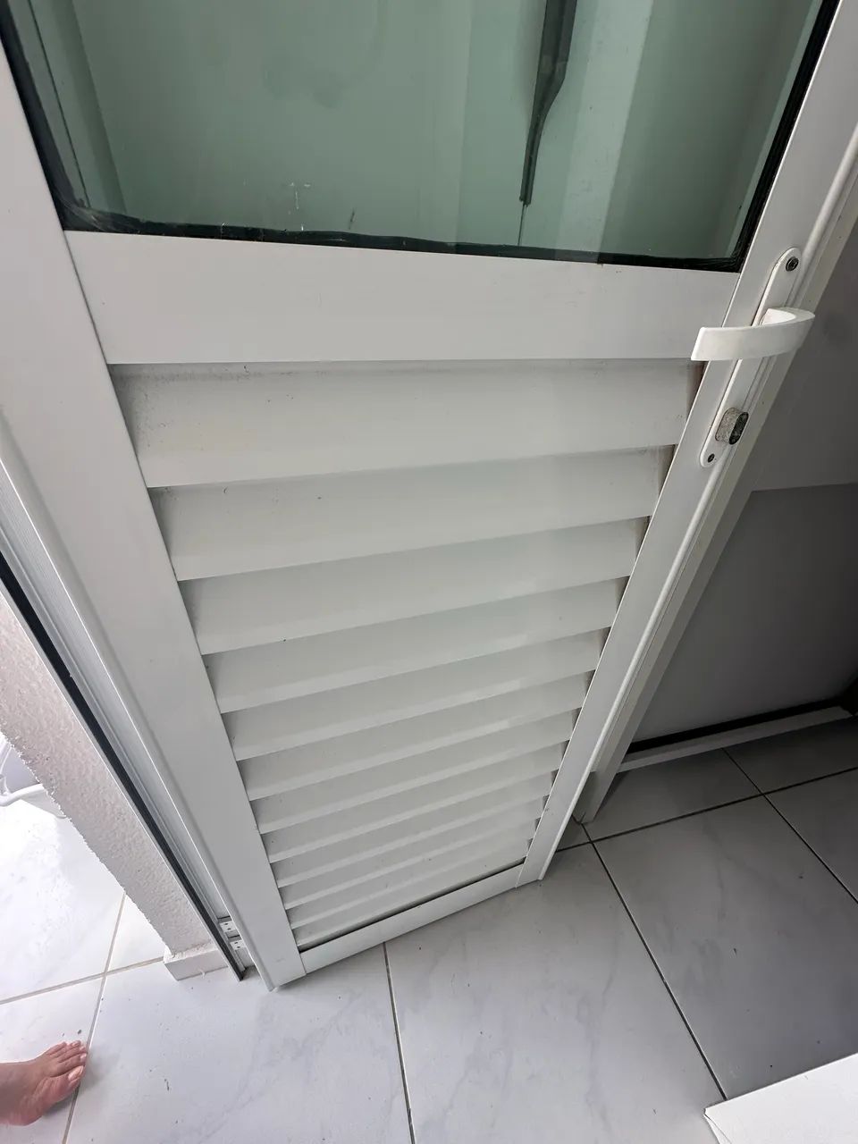 Porta de alumínio branca de veneziana e vidro 