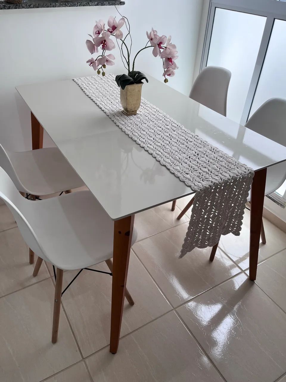 White rectangular table65115993104643120