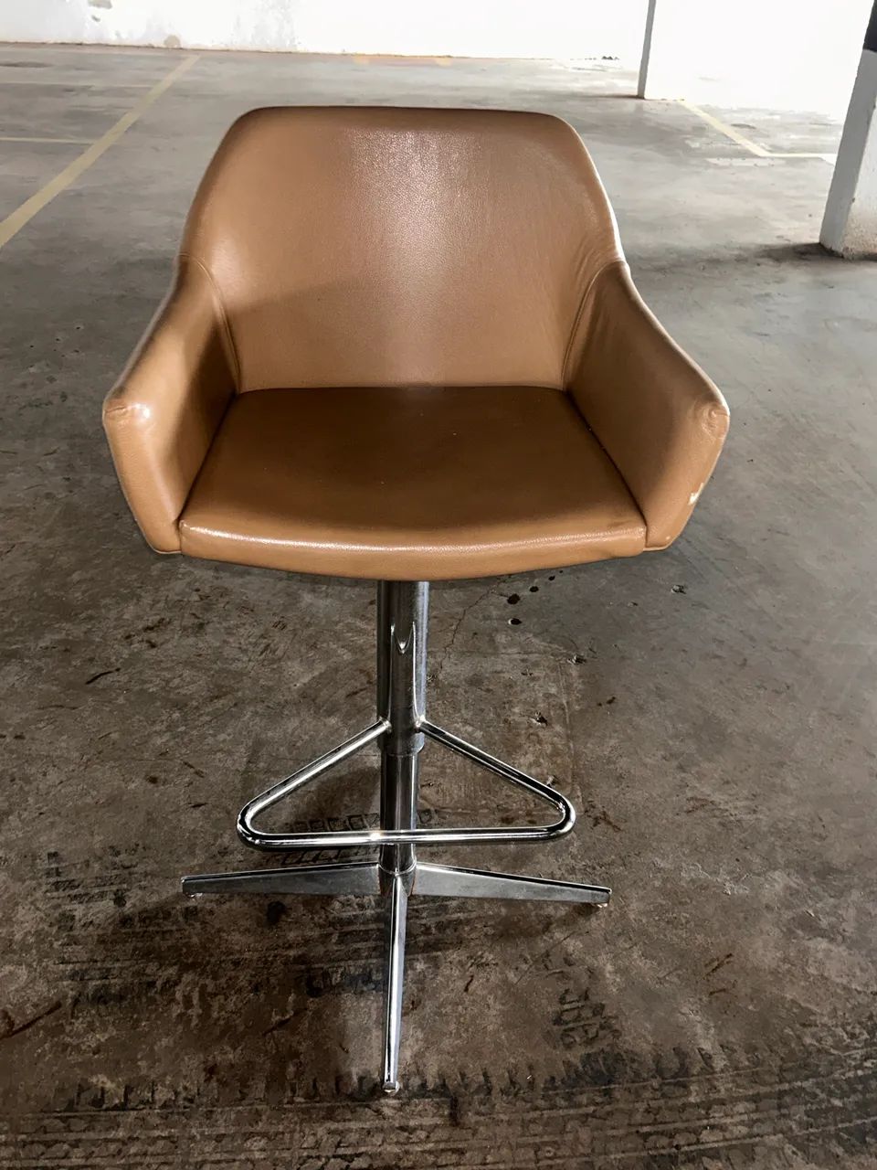 Banqueta Alta Giratória Tecline - Couro Caramelo e Base Cromada - Foto 2