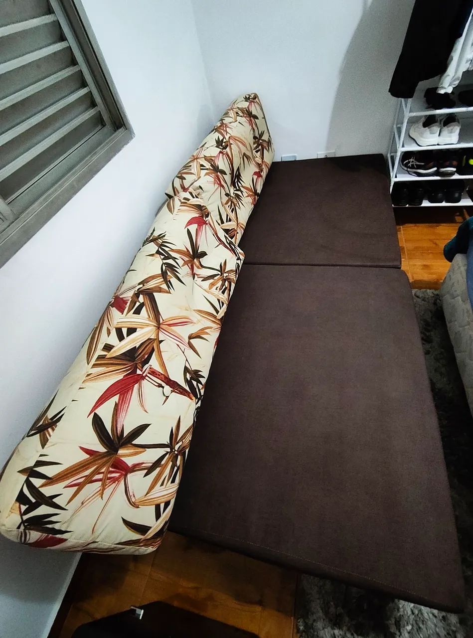 Sofá pallet envernizado com rodinhas e tecido Acqua block - Foto 2