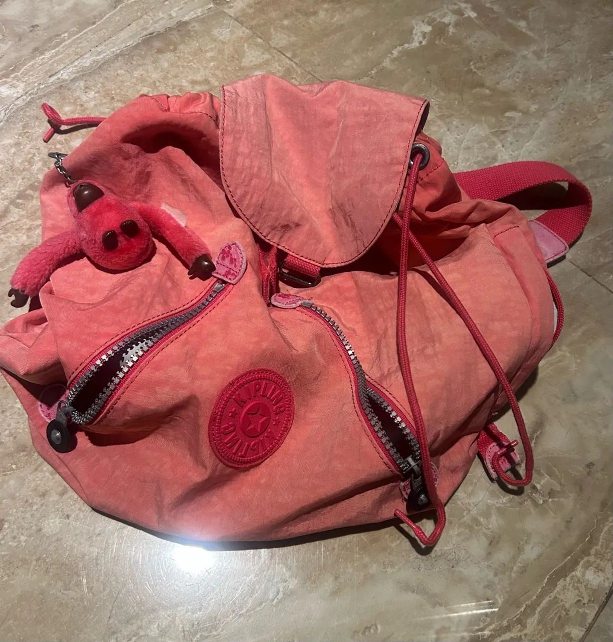 Mochila-saco feminina da marca Kipling  - Foto 2