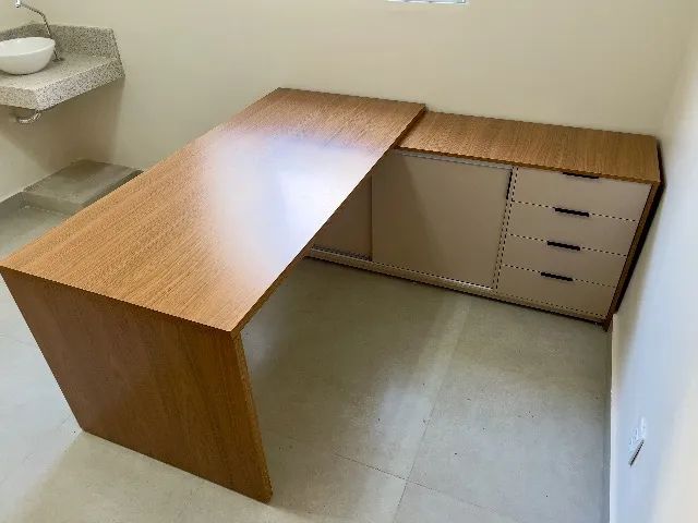 Mesa para escritório formato presidente Louro Freijó 160cm