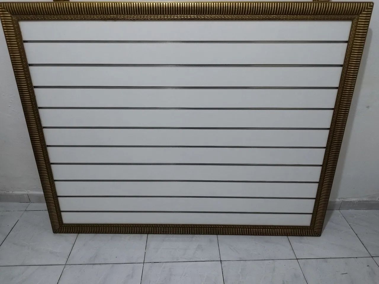 Painel canaleta com moldura dourada