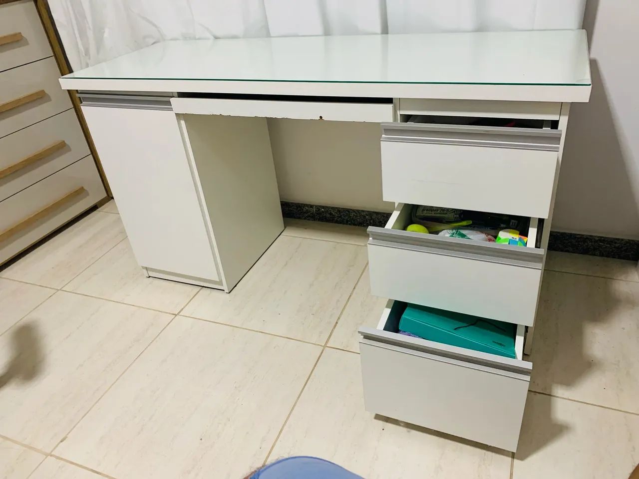Mesa de escritório / estudos - Tampo de vidro - Foto 3