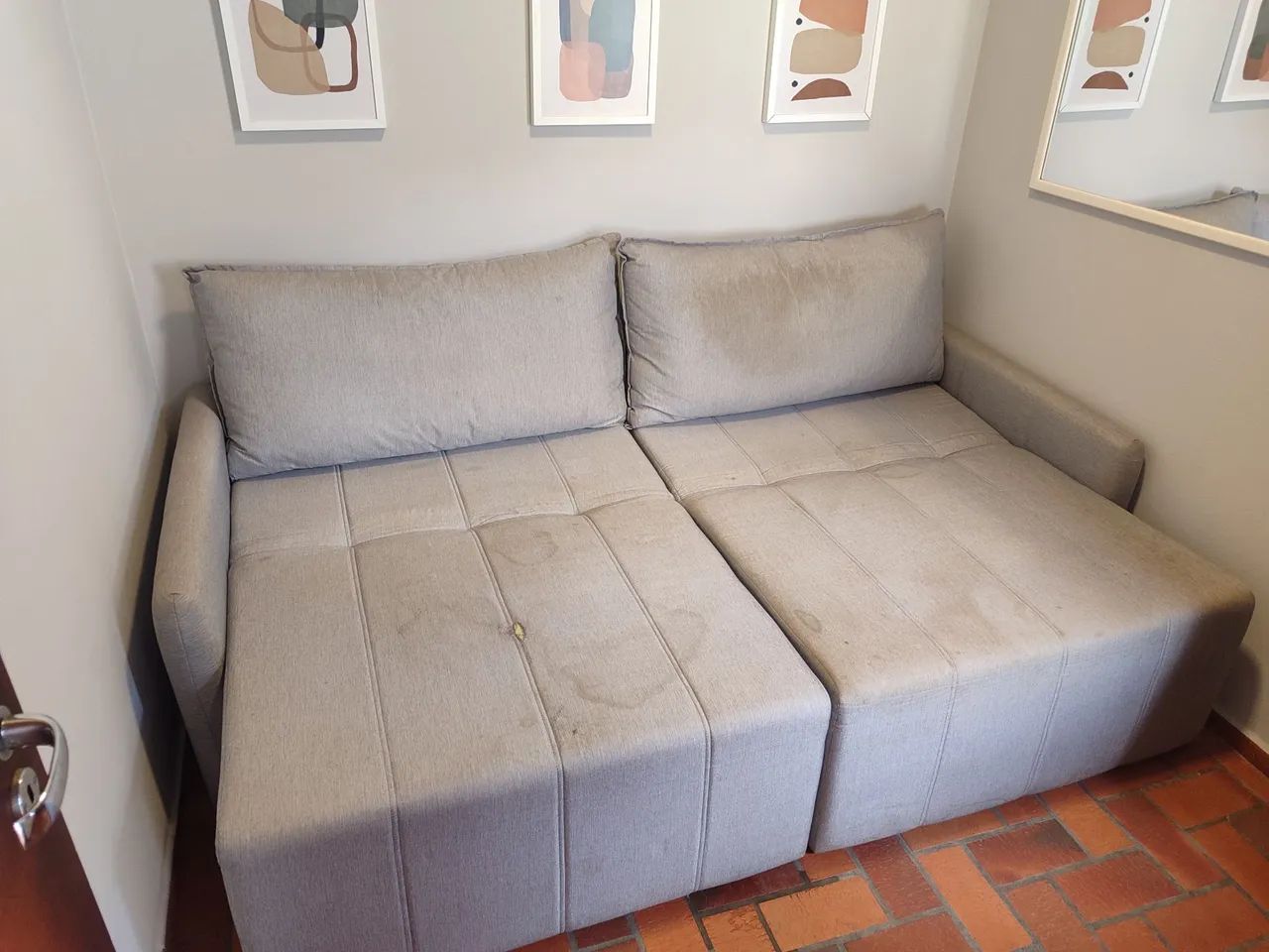 Sofá-cama retrátil 2 lugares - cinza - estrutura funcional (precisa de limpeza e reforma) - Foto 3