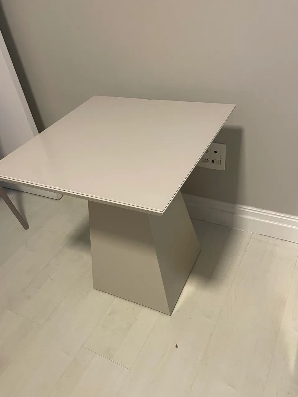 Mesa lateral em laca e tampo de vidro  - Foto 2