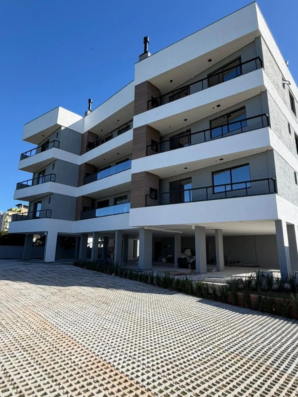 Apartamento com 2 quartos + sacada à 80 metros da Praia do Santinho! Confira!