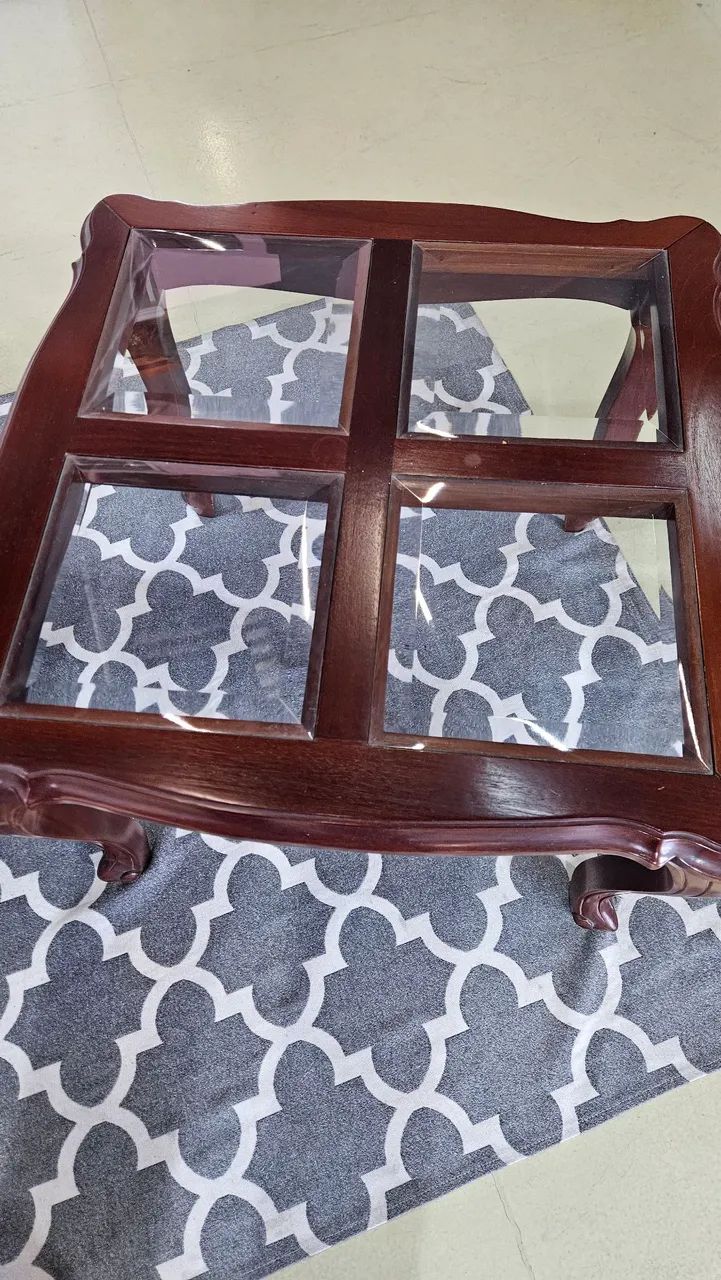 Mesa com vidro bisotê