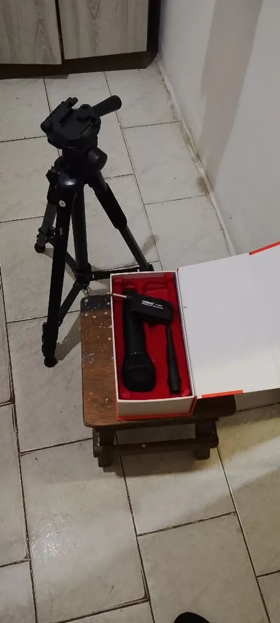 MICROFONE SEM FIO E SUPORTE PARA CÂMERA 