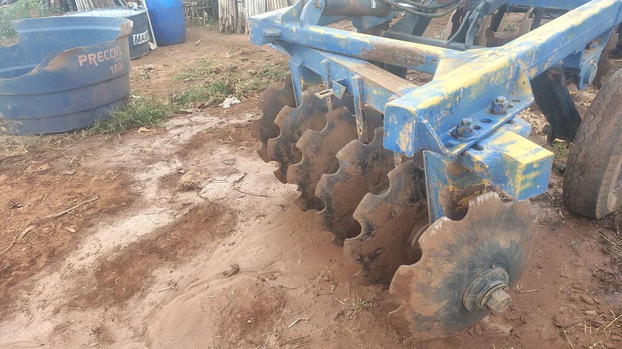 Vendo ou troca  grade aradora intermediaria por grade maior   - Foto 4