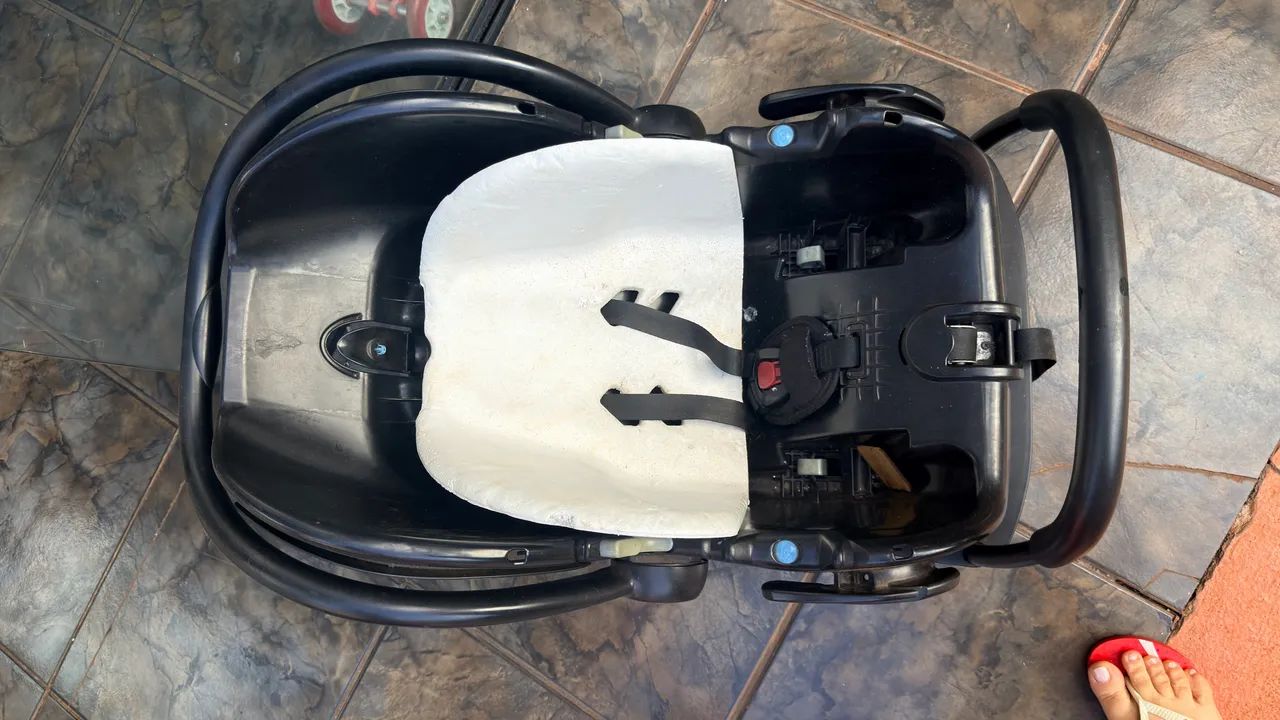 Vende se cadeirinha com suporte e bebê conforto