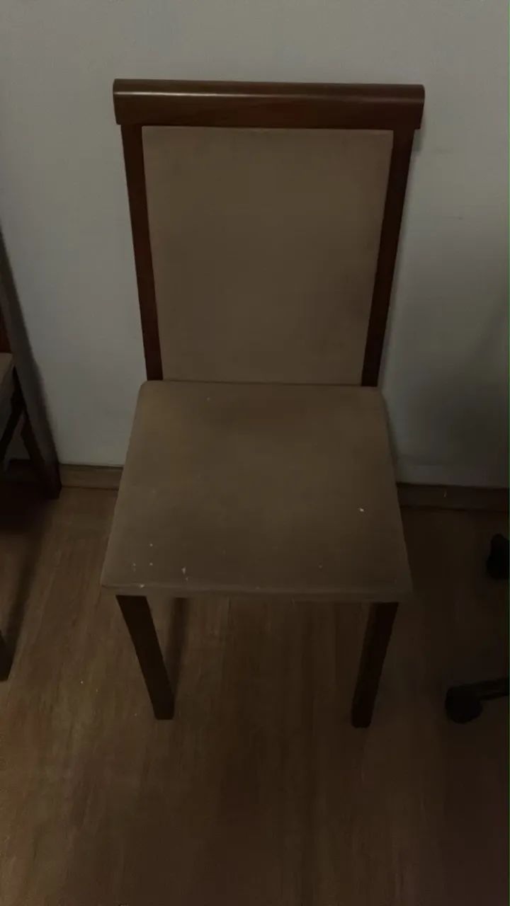 Vendo mesa com 4 cadeiras  - Foto 3
