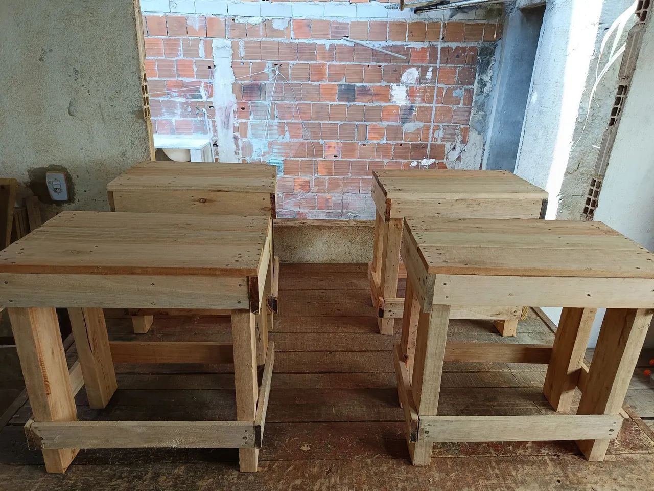 Mesa de pallet com quatro bancos - Foto 4