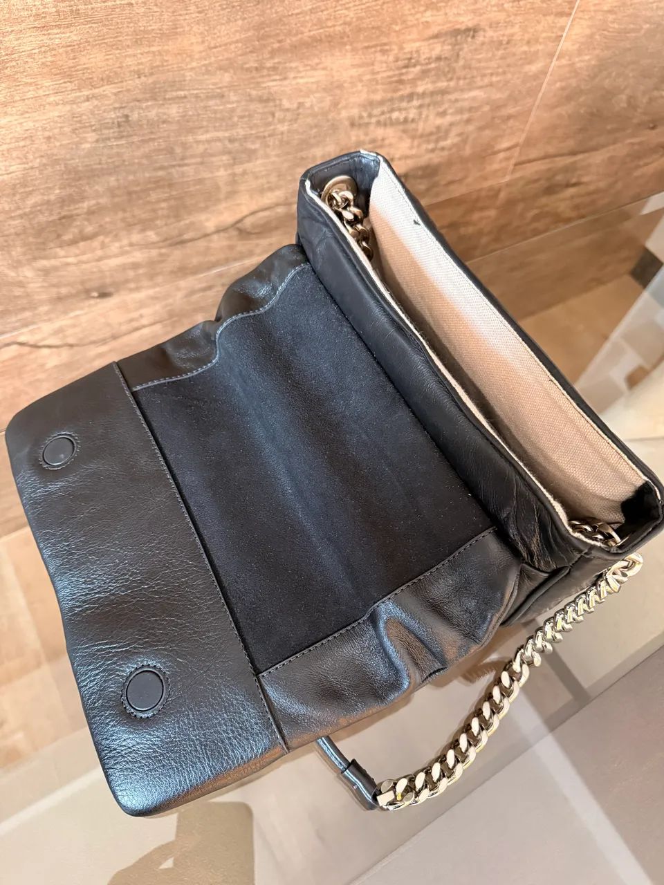 Bolsa Arezzo modelo Puffer couro preta  - Foto 3