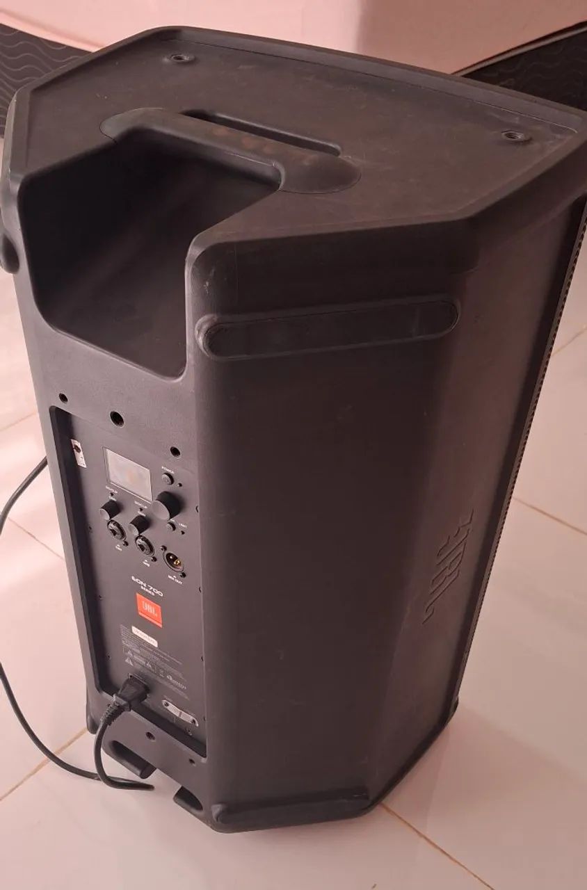 Vende-se caixa de som JBL eon 715 profissional  - Foto 5