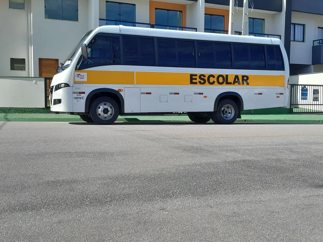 Vendo micro escolar trabalhando 