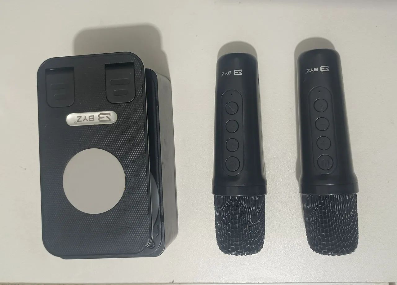 Caixa de som com microfones