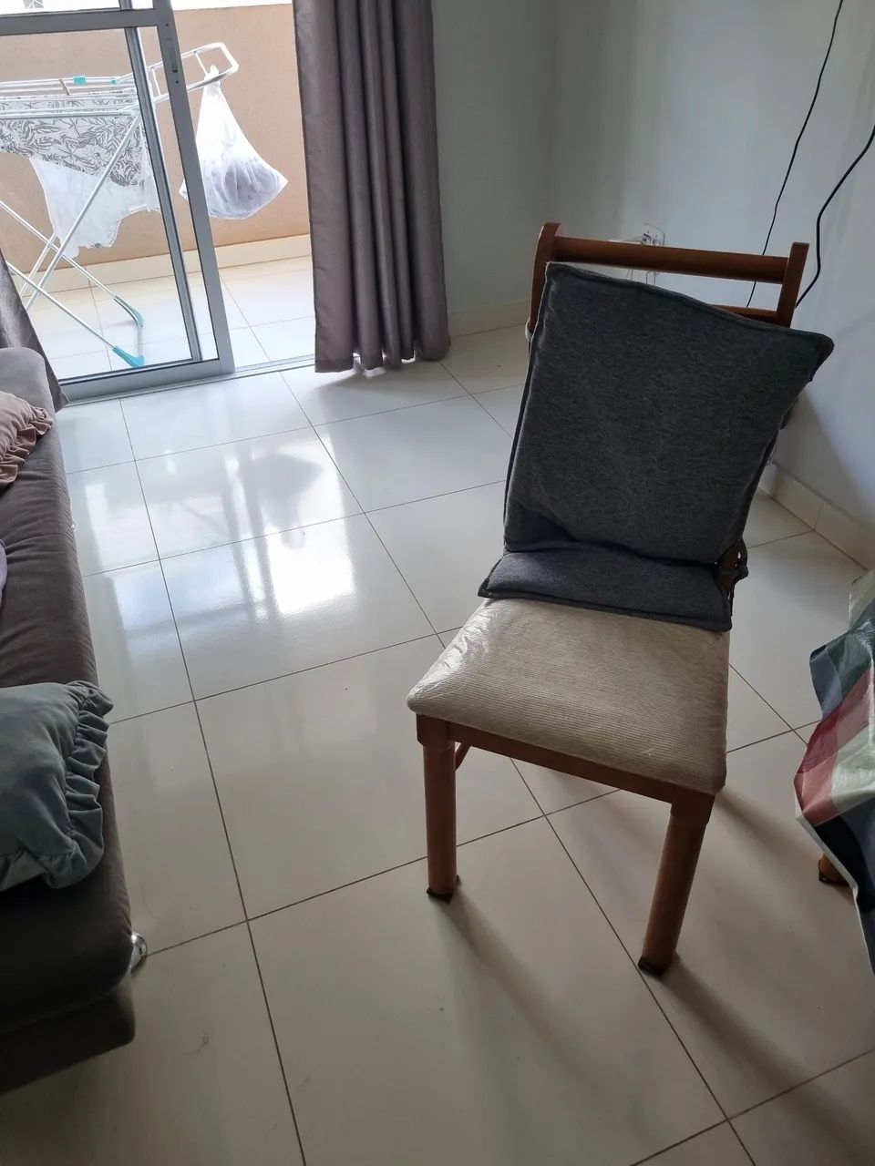 Mesa com 4 cadeirascom 2 anos de uso em perfeito estado - Foto 2
