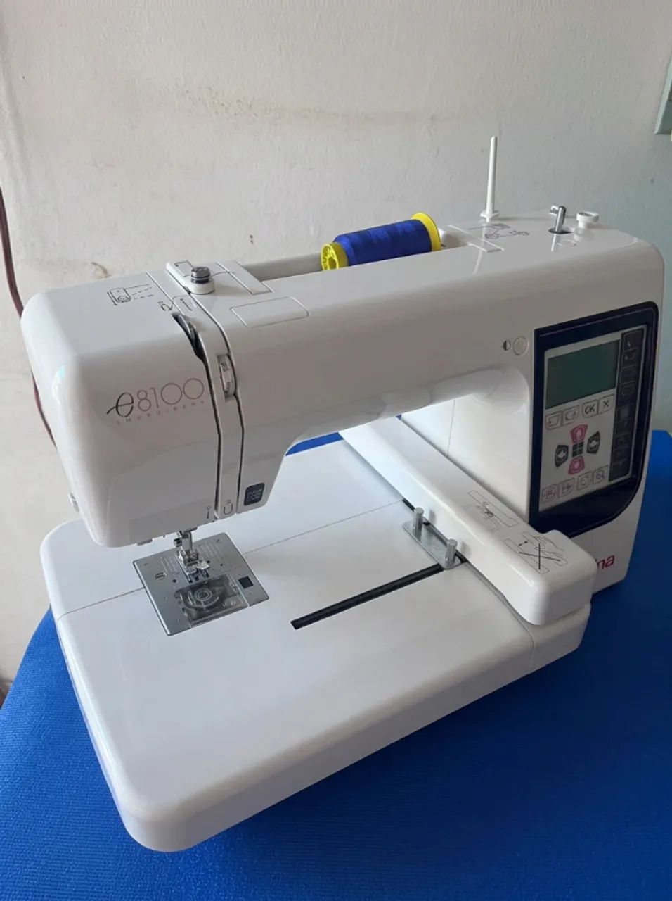 Máquina de Bordar Elna e8100 Embroidery Completa com Acessórios
