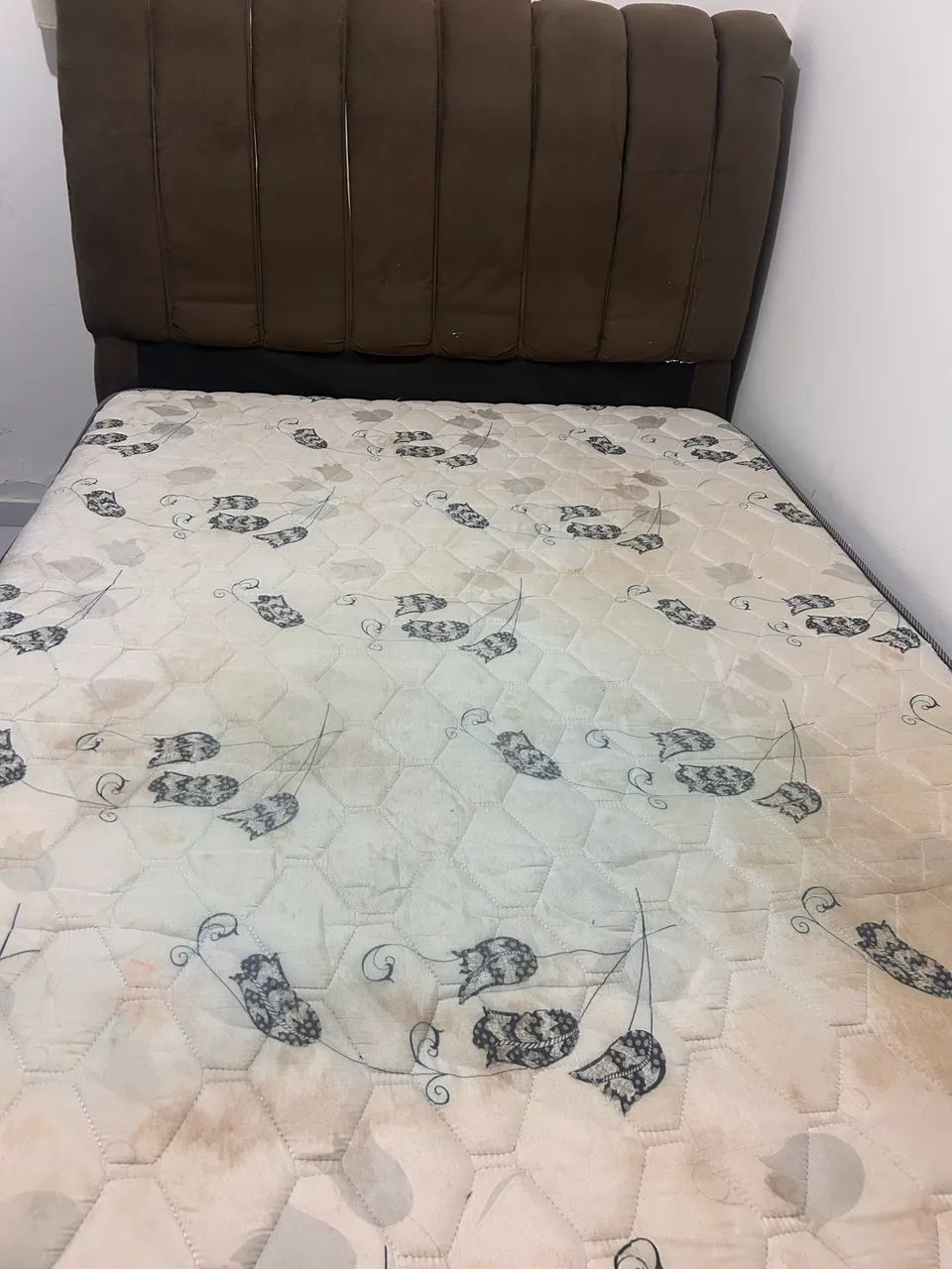 Cama com cabeceira 