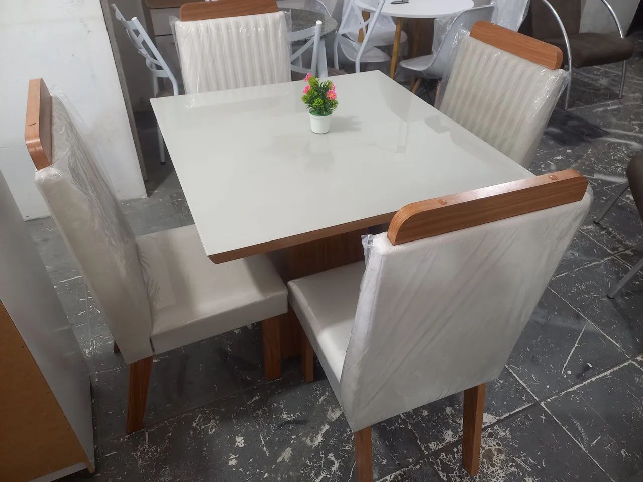 Mesa de jantar com quatro cadeiras - Foto 3