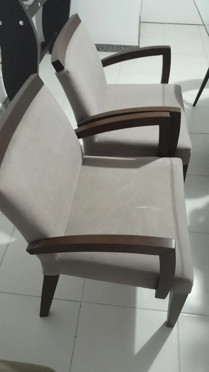 Poltronas em madeira pura.
