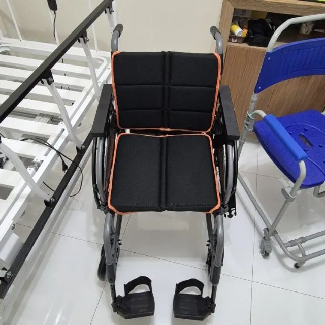 Cadeira De Rodas Alumínio Premium Max Até 150kg Hidrolight 46cm - Sem uso. - Foto 5