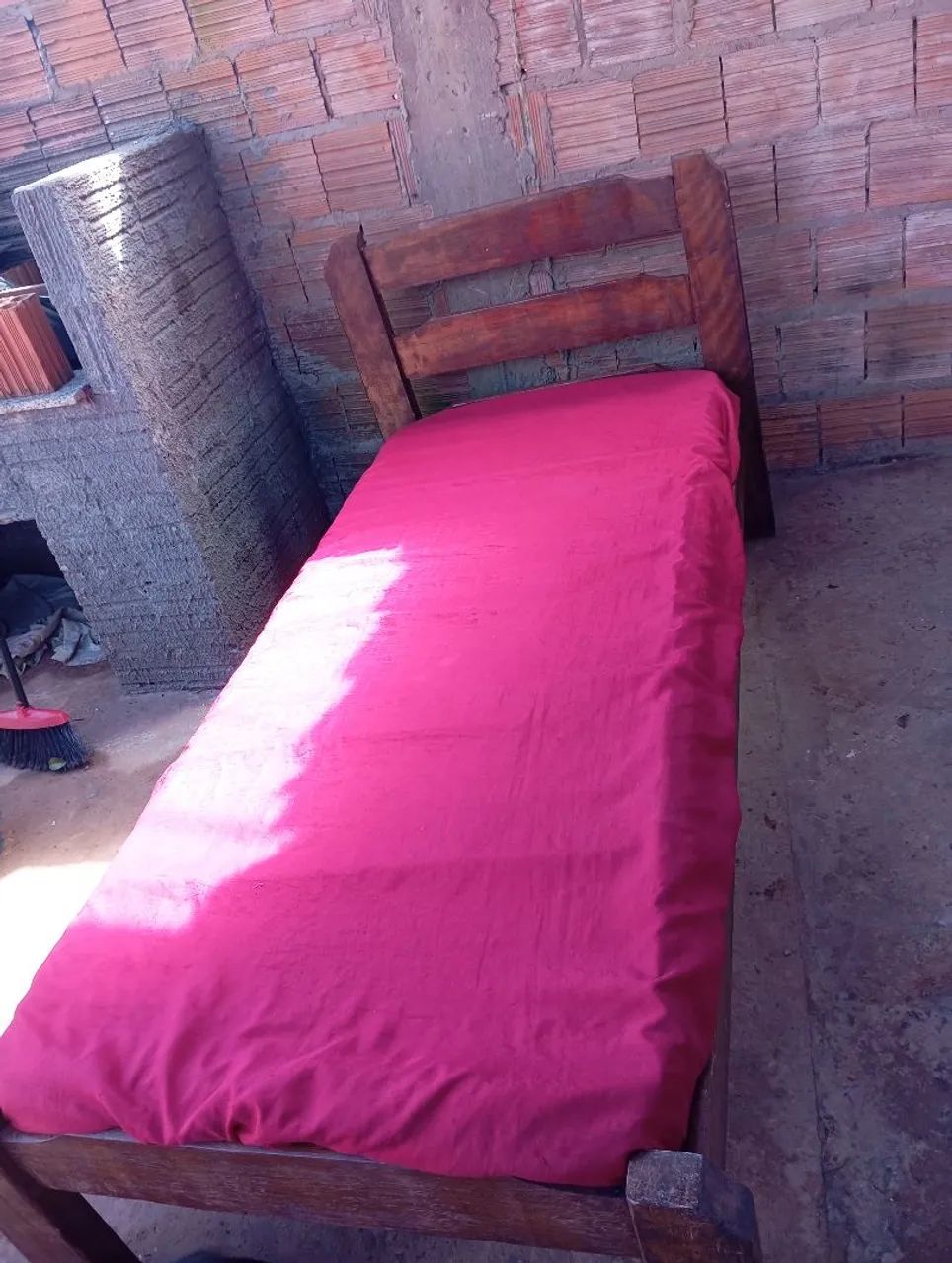 CAMA DE MADEIRA MACIÇA  - Foto 2