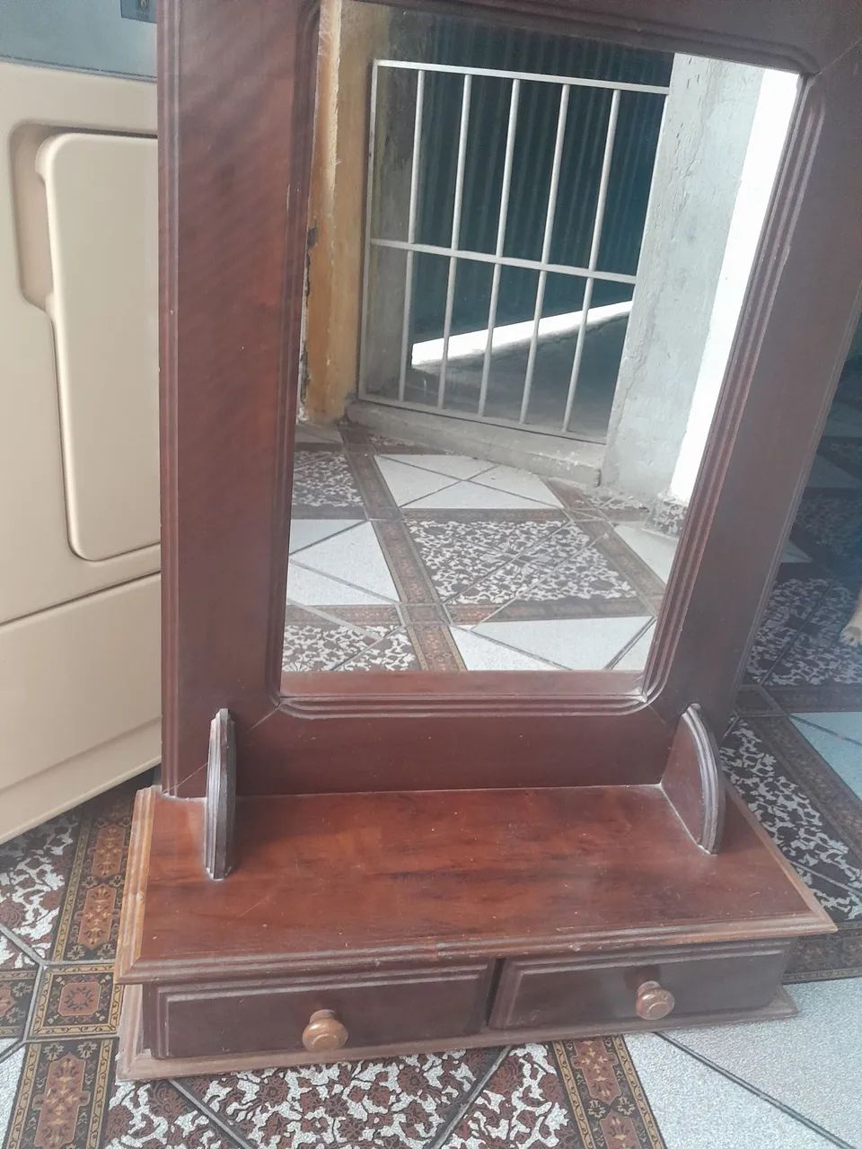 Aparador em madeira com espelho e duas gavetas  - Foto 4