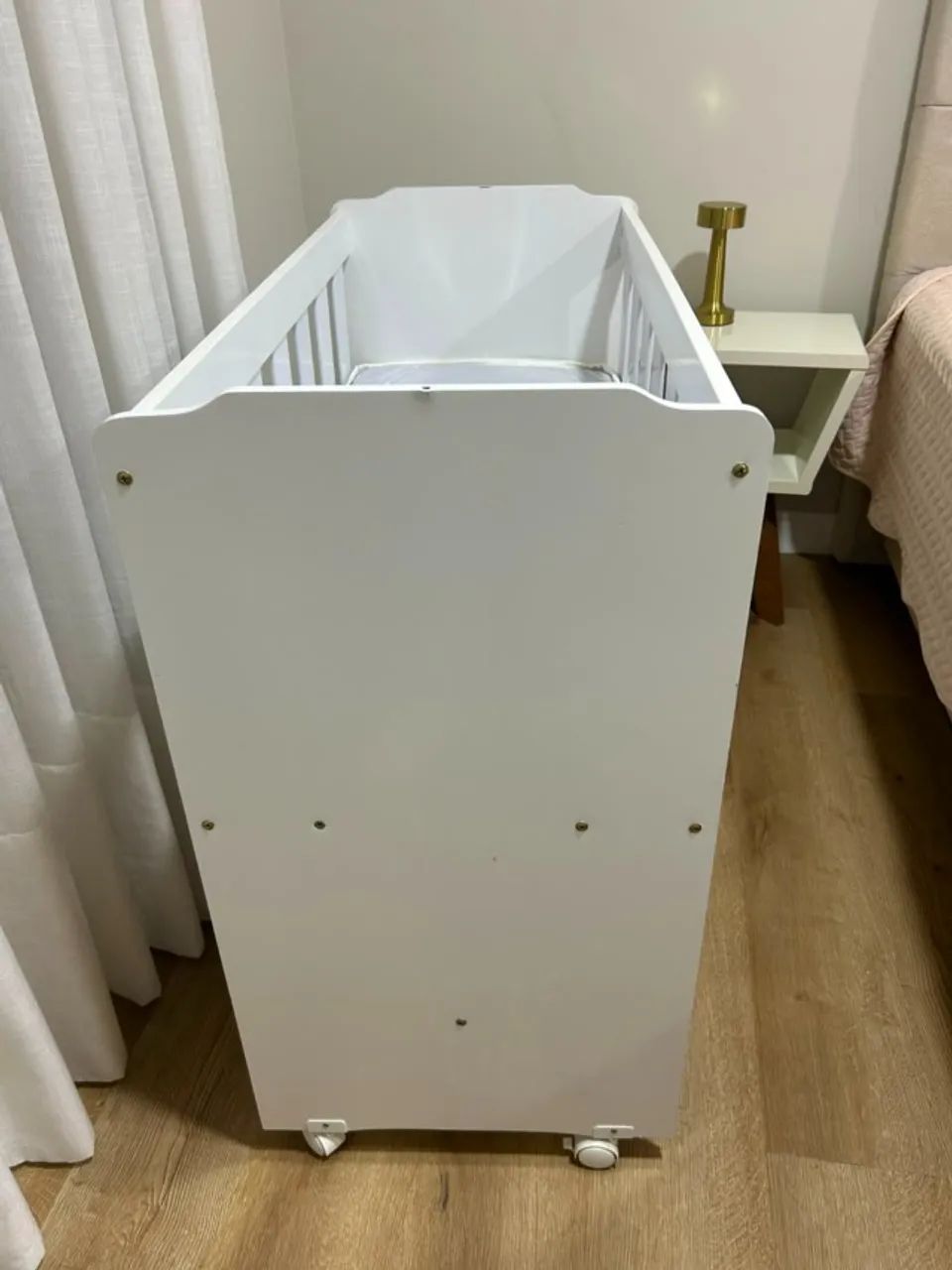Mini berço mdf branco com rodinhas acompanha colchão Ortobom - Foto 4