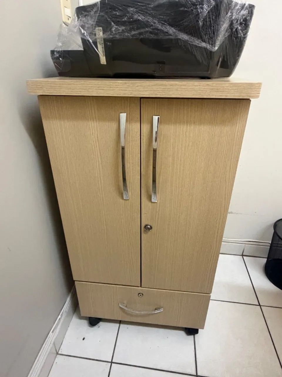 Armários, mesa em L e cadeiras para escritório completo - Foto 3
