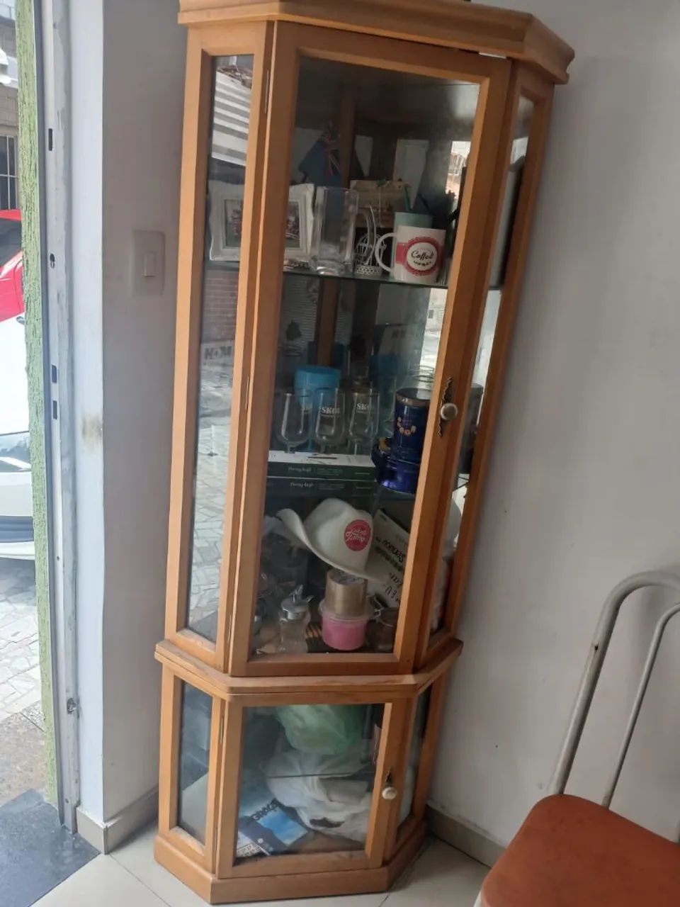 Cristaleira de madeira e vidro  - Foto 3