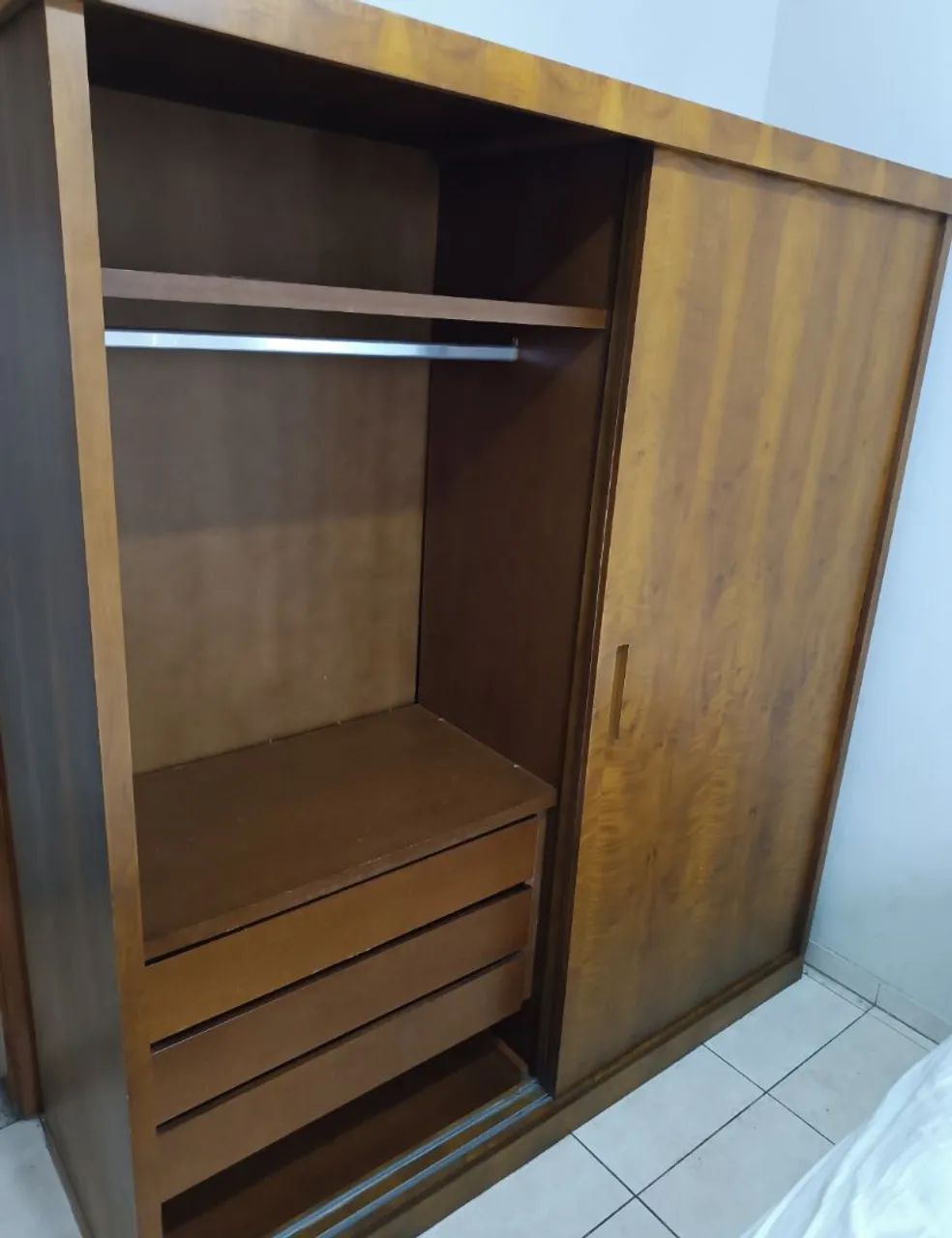 Guarda-Roupa Imbuia Premium com Dois Roupeiros e Espaço Extra para Sapatos