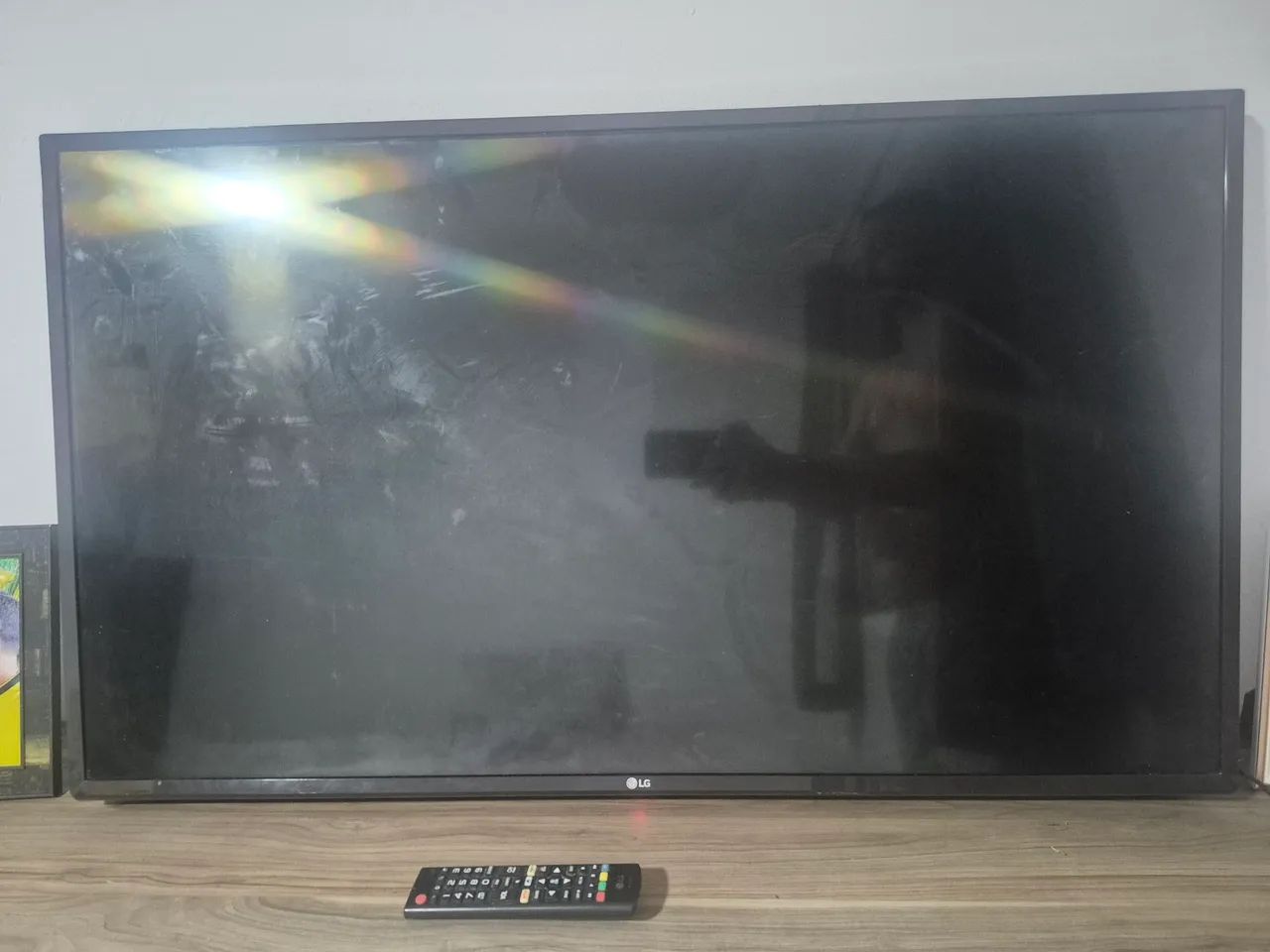 Vendo TV LG 42 POLEGADAS SMART, tv apresenta um tom azulado na imagem.