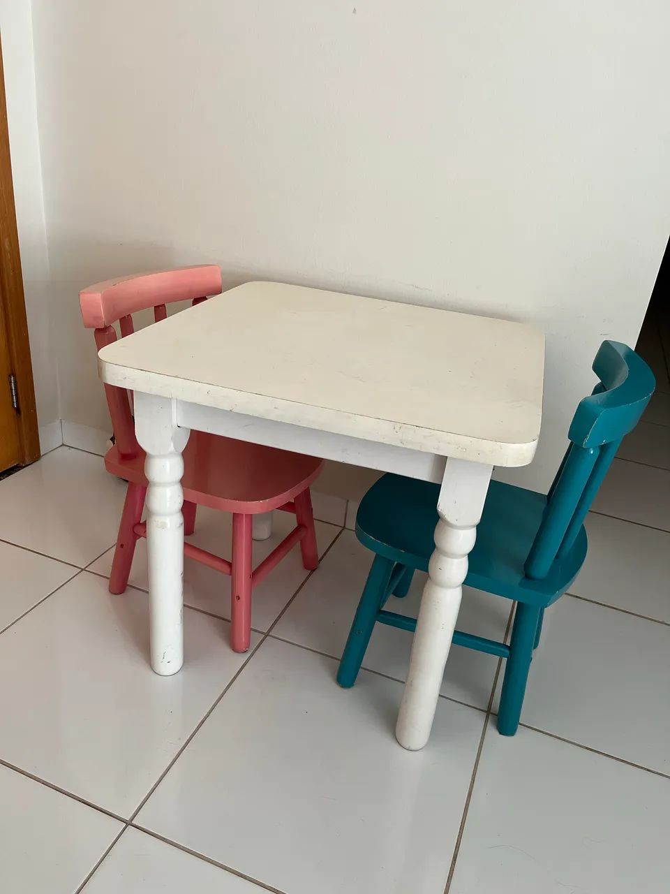 Mesa de MDF branca com cadeira Rosa