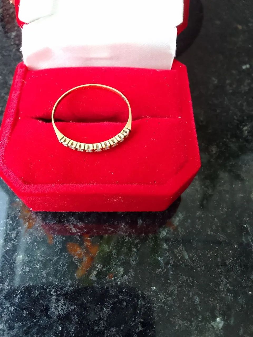 Meia alianca de ouro com 9 brilhantes
