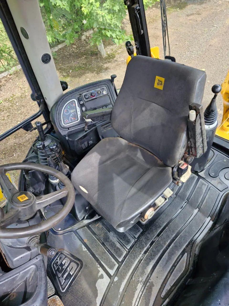 Retro Escavadeira JCB 4cx eco ano 2012 com 8.000 horas tração 4x4 - Foto 3