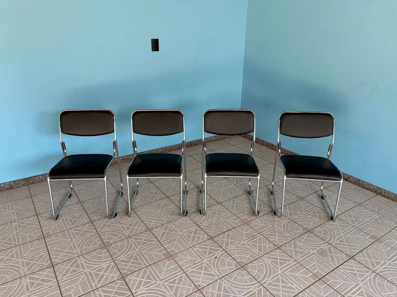 4 Cadeiras Office Base Fixa Preto e Cromada