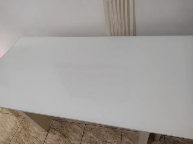Mesa de jantar em madeira maciça laqueada branca com tampo de vidro .  - Foto 4