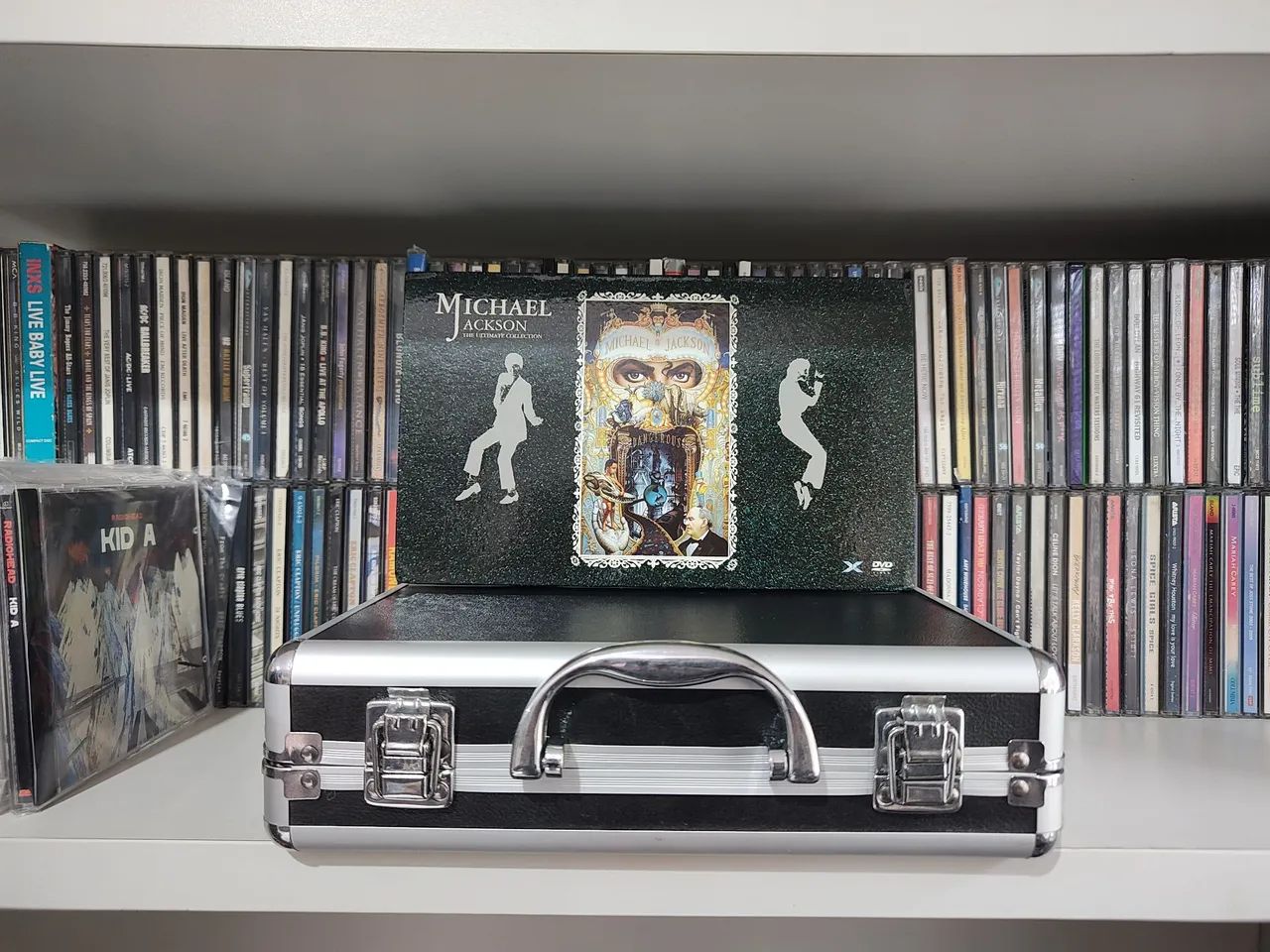 Michael　Jackson DVDコレクターズボックス Michael Jackson. Maleta com 32 DVDs e um CD. - DVD, Blu-Ray e