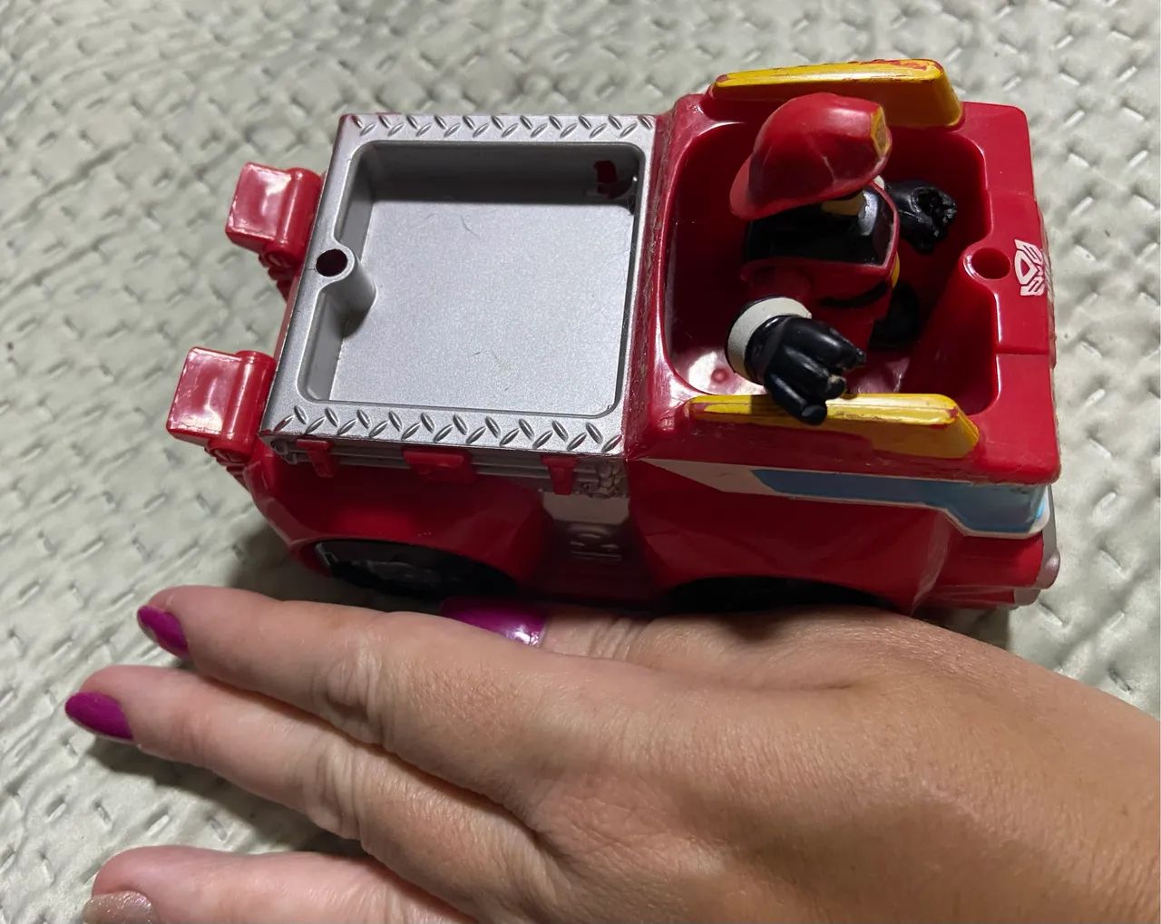 Carrinho transform original com bombeiro( brinquedo ) - Foto 3