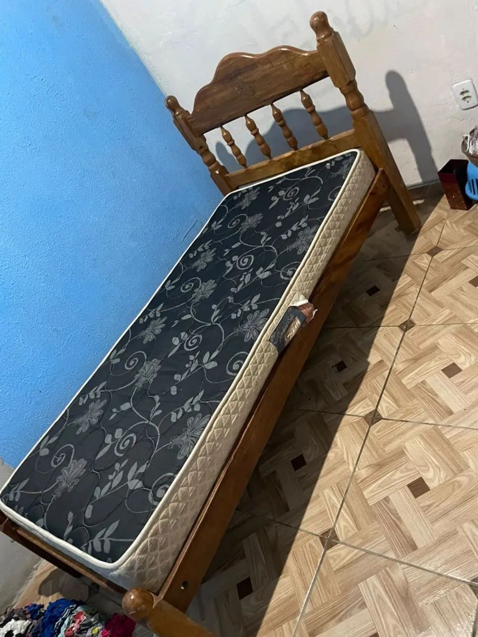 Vendo cama de solteiro em madeira ótimo estado  - Foto 3