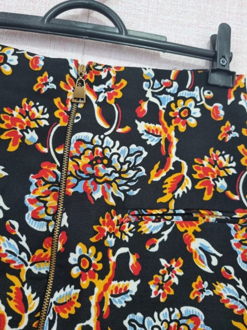 Saia SINO PRETA COM ESTAMPAS FLORAIS ZARA - Foto 3