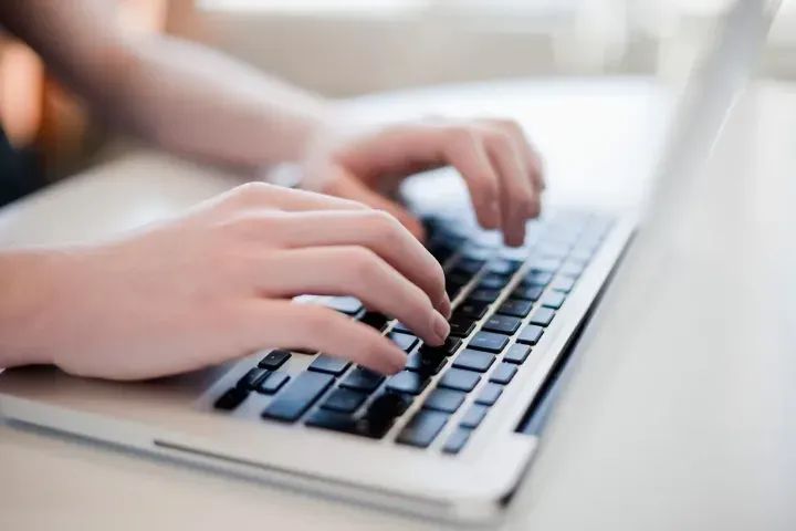 Vaga Presencial - Assistente para Loja Online (Trabalho em Computador)