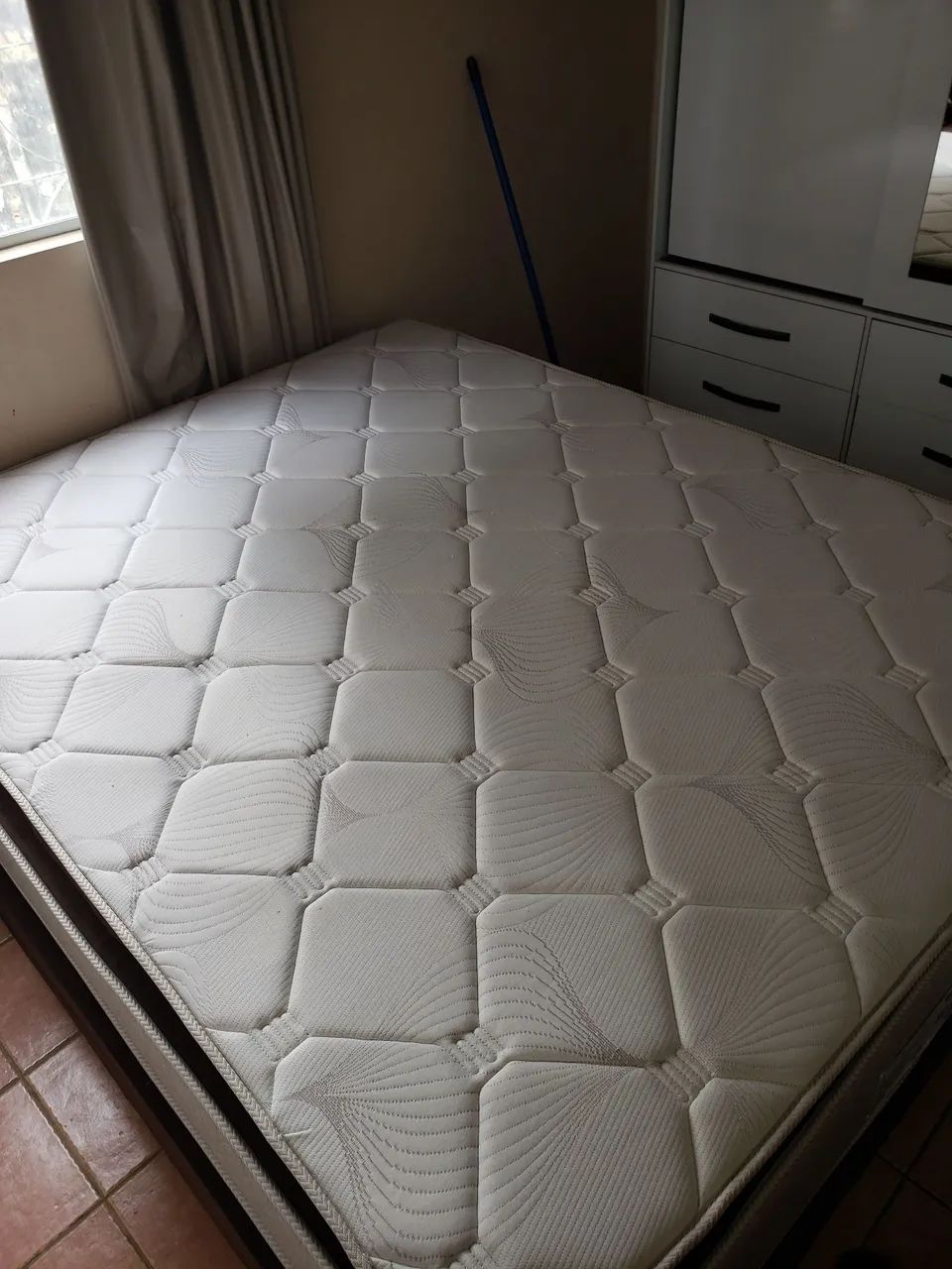 CAMA QUEEN EM PERFEITO ESTADO - PRATICAMENTE NOVA!