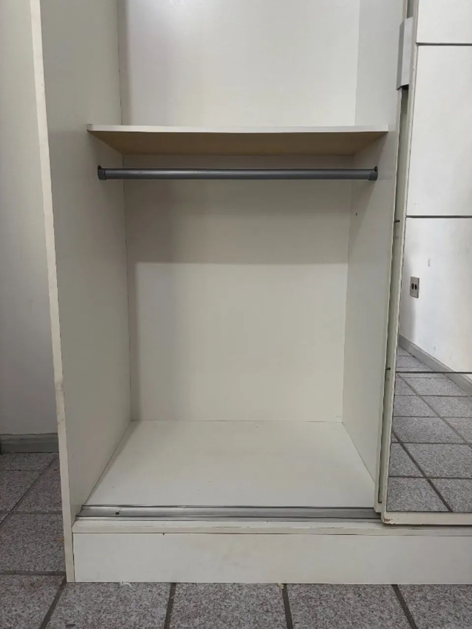 Guarda Roupa Branco com Espelhos - Foto 5