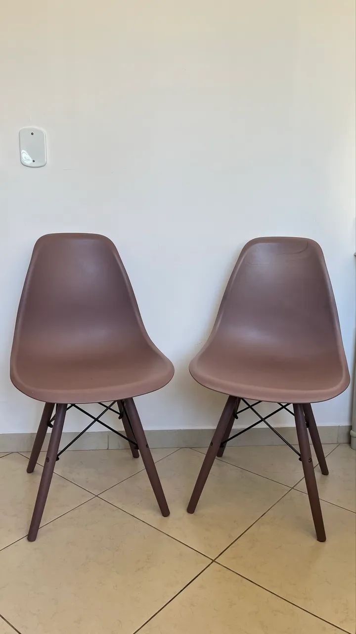 Par de Cadeiras Estilo Eames